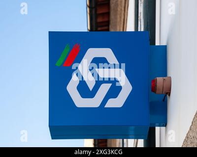 Famalicao, Portogallo: Logo, simbolo o emblema della Caixa Geral de Depositos sulla facciata dell'agenzia bancaria. Banca statale e la più grande del Portogallo Foto Stock