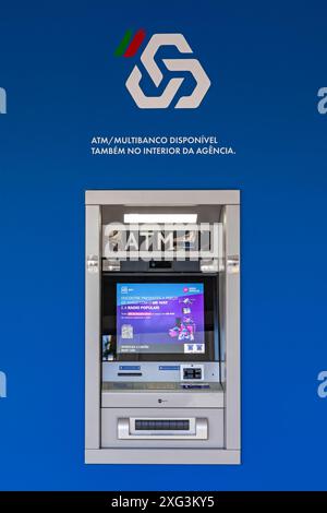 Famalicao, Portogallo: Multibanco, alias terminale ATM gestito da SIBS, con il logo del marchio, il simbolo o il simbolo di CGD, alias Caixa Geral de Depositos su divieto Foto Stock