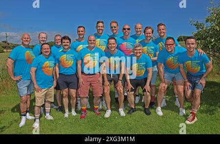 CORO MASCHILE GAY DI LONDRA AL CHESIL ROCKS DORSET 2024 Foto Stock