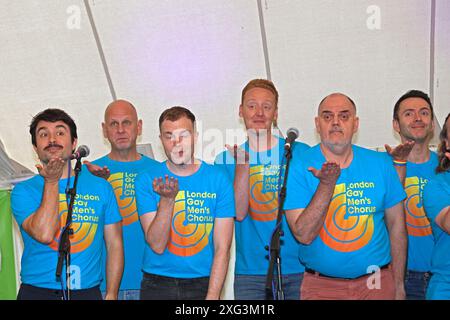 CORO MASCHILE GAY DI LONDRA AL CHESIL ROCKS DORSET 2024 Foto Stock