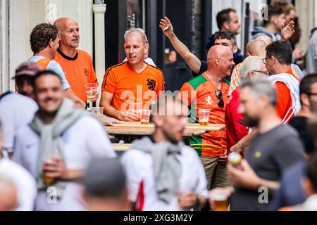 Duesseldorf, Germania. 6 luglio 2024. Calcio: Campionato europeo, Paesi Bassi - Turchia, finale, quarti di finale: I tifosi olandesi festeggiano nella città vecchia. Crediti: Christoph Reichwein/dpa/Alamy Live News Foto Stock