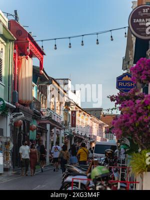 Un'immagine della colorata architettura cino portoghese nella città vecchia di Phuket, su una strada stretta con i turisti. Foto Stock