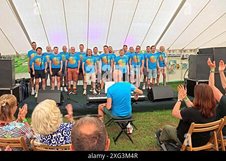 CORO MASCHILE GAY DI LONDRA AL CHESIL ROCKS DORSET 2024 Foto Stock