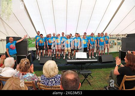 CORO MASCHILE GAY DI LONDRA AL CHESIL ROCKS DORSET 2024 Foto Stock