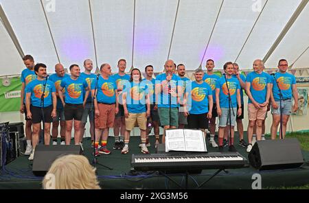 CORO MASCHILE GAY DI LONDRA AL CHESIL ROCKS DORSET 2024 Foto Stock