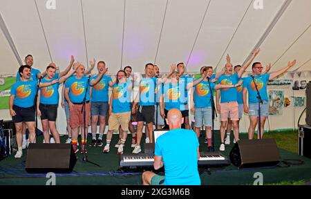 CORO MASCHILE GAY DI LONDRA AL CHESIL ROCKS DORSET 2024 Foto Stock