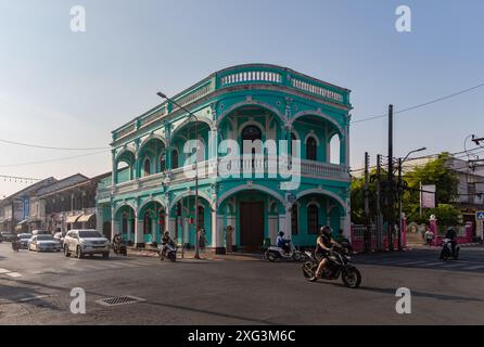 Un'immagine della colorata architettura sino portoghese nella città vecchia di Phuket. Foto Stock