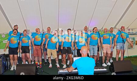 CORO MASCHILE GAY DI LONDRA AL CHESIL ROCKS DORSET 2024 Foto Stock