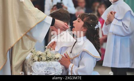 Lida, Bielorussia - 31 maggio 2022: I bambini vanno alla prima Santa comunione. Foto Stock