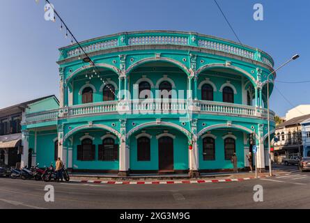 Un'immagine della colorata architettura sino portoghese nella città vecchia di Phuket. Foto Stock