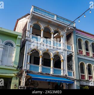 Un'immagine della colorata architettura sino portoghese nella città vecchia di Phuket. Foto Stock