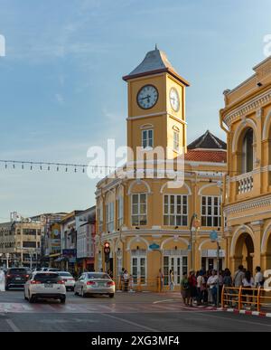 Un'immagine dell'edificio giallo del Museo Phuket nella città vecchia di Phuket. Foto Stock