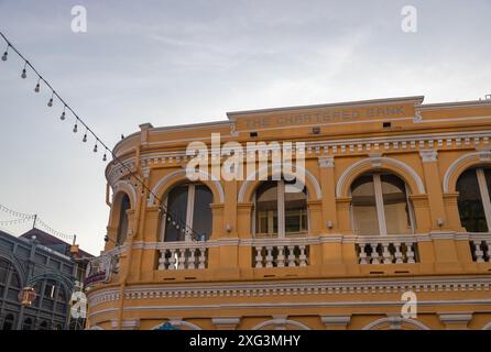 Un'immagine dell'edificio giallo del Museo Phuket nella città vecchia di Phuket. Foto Stock