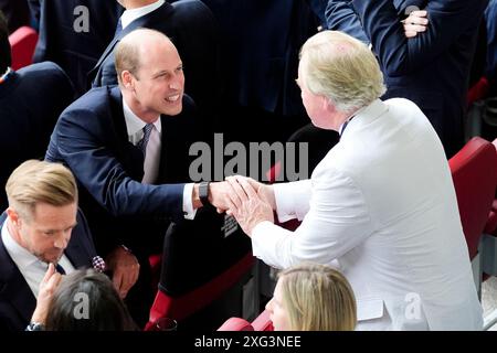 Il principe di Galles (a sinistra) parla con il presidente del St George's Park Football Centre David Sheepshanks in palio davanti ai quarti di finale di UEFA Euro 2024 alla Dusseldorf Arena, in Germania. Data foto: Sabato 6 luglio 2024. Foto Stock