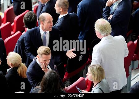 Il principe di Galles (a sinistra) parla con il presidente del St George's Park Football Centre David Sheepshanks in palio davanti ai quarti di finale di UEFA Euro 2024 alla Dusseldorf Arena, in Germania. Data foto: Sabato 6 luglio 2024. Foto Stock