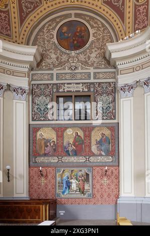 Bad Ischl, alta Austria, Austria. Chiesa parrocchiale di San Nicola a Bad Ischl. Pittura: E la sorte cadde su Mattia (sopra) e la Sacra famiglia (sotto) Foto Stock