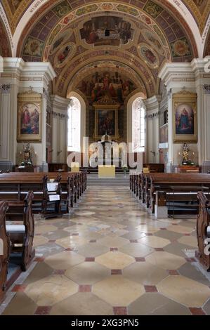 Bad Ischl, alta Austria, Austria. Chiesa parrocchiale di San Nicola a Bad Ischl. Navata con altare maggiore. Affreschi del pittore della chiesa Georg Mader durante un'importante ristrutturazione e riprogettazione degli interni della chiesa tra il 1874 e il 1880. Foto Stock