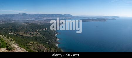 Vista panoramica del Mar Mediterraneo con la Seyne-sur-Mer, Saint-Mandrier-sur-Mer e Tolone in una giornata nebbiosa nel sud della Francia Foto Stock