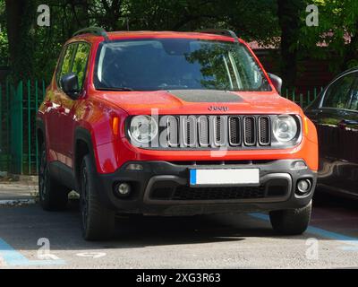 Bucarest, Romania - 5 giugno 2024: Vista frontale dell'auto rossa Jeep Renegade nel parcheggio Foto Stock