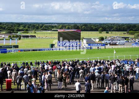 Tifosi inglesi a Sandown Park, Esher, durante una proiezione della semifinale di UEFA Euro 2024, tra Inghilterra e Svizzera. Data foto: Sabato 6 luglio 2024. Vedi PA Story SOCCER England. Il credito fotografico dovrebbe essere: Zac Goodwin/PA Wire. RESTRIZIONI: Utilizzo soggetto a restrizioni. Solo per uso editoriale, nessun uso commerciale senza il previo consenso del titolare dei diritti. Foto Stock