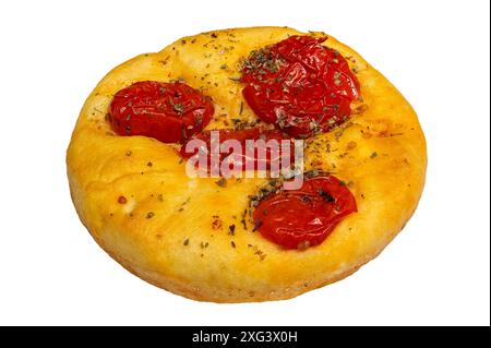 Focaccia con pomodori ciliegini, una specialità italiana, isolata su sfondo bianco Foto Stock