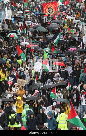 Londra, Regno Unito. 6 luglio 2024. Decine di migliaia di persone sono scese in piazza chiedendo al nuovo governo britannico di chiedere un cessate il fuoco immediato e permanente a Gaza e di smettere di armare Israele. Foto Stock