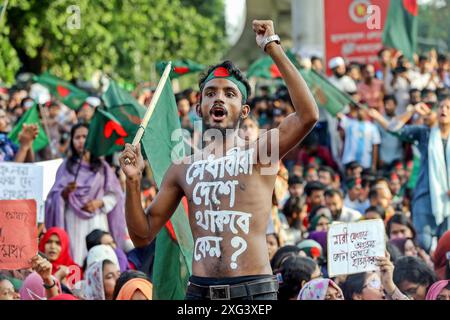 Gli studenti protestano per la rimozione del sistema di quote nei posti di lavoro governativi a Dacca gli studenti del Bangladesh bloccano l'intersezione di Shahbagh, durante una protesta a Dacca, Bangladesh, il 6 luglio 2024. Centinaia di studenti che protestarono sotto l'insegna del movimento anti-discriminazione studentesco ö bloccarono l'intersezione di Shahbagh nella capitale di Dacca, chiedendo la cancellazione del sistema di quote nei posti di lavoro governativi. Dhaka Distretto di Dhaka Bangladesh Copyright: XHabiburxRahmanx Foto Stock