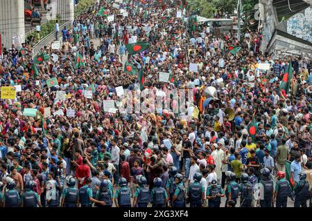 Gli studenti protestano per la rimozione del sistema di quote nei posti di lavoro governativi a Dacca gli studenti del Bangladesh bloccano l'intersezione di Shahbagh, durante una protesta a Dacca, Bangladesh, il 6 luglio 2024. Centinaia di studenti che protestarono sotto l'insegna del movimento anti-discriminazione studentesco ö bloccarono l'intersezione di Shahbagh nella capitale di Dacca, chiedendo la cancellazione del sistema di quote nei posti di lavoro governativi. Dhaka Distretto di Dhaka Bangladesh Copyright: XHabiburxRahmanx Foto Stock