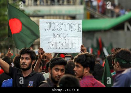 Gli studenti protestano per la rimozione del sistema di quote nei posti di lavoro governativi a Dacca gli studenti del Bangladesh bloccano l'intersezione di Shahbagh, durante una protesta a Dacca, Bangladesh, il 6 luglio 2024. Centinaia di studenti che protestarono sotto l'insegna del movimento anti-discriminazione studentesco ö bloccarono l'intersezione di Shahbagh nella capitale di Dacca, chiedendo la cancellazione del sistema di quote nei posti di lavoro governativi. Dhaka Distretto di Dhaka Bangladesh Copyright: XHabiburxRahmanx Foto Stock