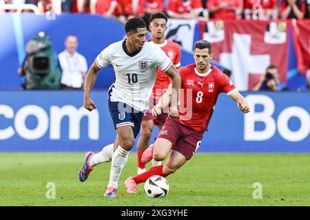 DUSSELDORF - 06/07/2024, (l-r) Jude Bellingham d'Inghilterra, Remo Freuler della Svizzera durante i quarti di finale di UEFA EURO 2024 tra Inghilterra e Svizzera alla Dusseldorf Arena il 6 luglio 2024 a Dusseldorf, Germania. ANP | Hollandse Hoogte | GERRIT VAN COLOGNE Foto Stock