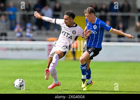 Odin Bailey di Stockport County e Charlie Caton di Chester si battono per il pallone durante l'amichevole pre-stagione Chester vs Stockport County al Deva Stadium, Chester, Regno Unito, 6 luglio 2024 (foto di Cody Froggatt/News Images) Foto Stock