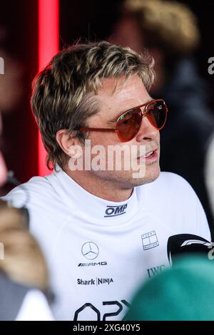 Silverstone, Royaume University. 6 luglio 2024. PITT Brad (USA), attore che interpreta Sonny Hayes, pilota del fittizio team APX GP nel film Apex F1 di Apple Studios/Bruckheimer Films, ritratto durante il Gran Premio britannico di Formula 1 Qatar Airways 2024, dodicesimo round del Campionato del mondo di Formula 1 2024 dal 5 al 7 luglio, 2024 sul circuito di Silverstone, a Silverstone, Regno Unito - foto DPPI Credit: DPPI Media/Alamy Live News Foto Stock