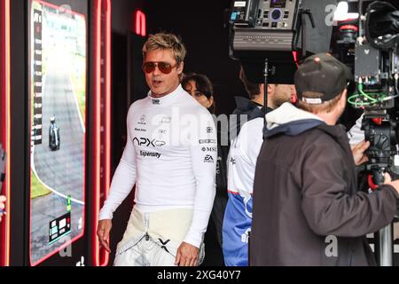 Silverstone, Royaume University. 6 luglio 2024. PITT Brad (USA), attore che interpreta Sonny Hayes, pilota del fittizio team APX GP nel film Apex F1 di Apple Studios/Bruckheimer Films, ritratto durante il Gran Premio britannico di Formula 1 Qatar Airways 2024, dodicesimo round del Campionato del mondo di Formula 1 2024 dal 5 al 7 luglio, 2024 sul circuito di Silverstone, a Silverstone, Regno Unito - foto DPPI Credit: DPPI Media/Alamy Live News Foto Stock