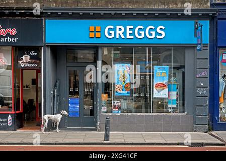 Cane in attesa fuori da un negozio di panetteria Greggs in South Clerk Street, Newington, Edimburgo, Scozia, Regno Unito. Foto Stock