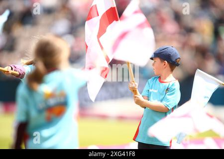 Portabandiera durante la prima partita del Vitality T20 International tra Inghilterra e nuova Zelanda all'Utilita Bowl di Southampton, Inghilterra. (Liam Asman/SPP) credito: SPP Sport Press Photo. /Alamy Live News Foto Stock