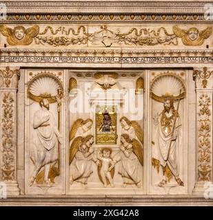 PERUGIA, ITALIA - 18 MAGGIO 2024: Il rilievo in marmo policromo (altare) nella chiesa Basilica di San Pietro di Mino da Fiesole (1453) Foto Stock