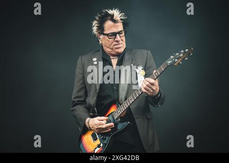 DANIMARCA COPENAGHEN, COPENHELL FESTIVAL 19 GIUGNO: Kevin 'Noodles' Wasserman, chitarrista della band punk rock americana The Offspring, si esibisce dal vivo sul palco del Copenhell Festival 2024 come artista solista Foto Stock