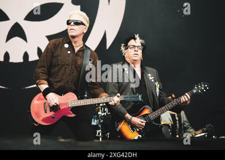 DANIMARCA COPENAGHEN, COPENHELL FESTIVAL 19 GIUGNO: Bryan 'Dexter' Holland (L) e Kevin 'Noodles' Wasserman (R), cantante e chitarrista della band punk rock americana The Offspring, si esibiscono dal vivo sul palco al Copenhell Festival 2024 come artista solista Foto Stock