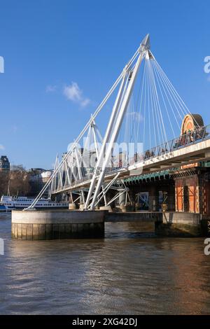 Regno Unito, Inghilterra, Londra, Golden Jubilee Footbridge e Hungerford Railway Bridge attraverso il Tamigi Foto Stock