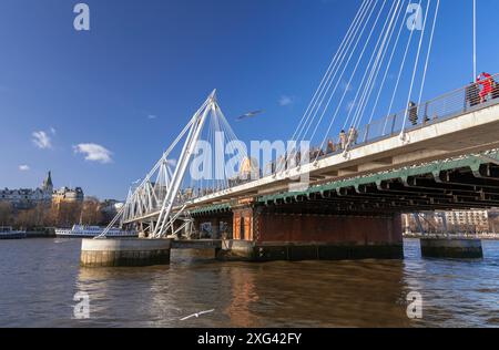 Regno Unito, Inghilterra, Londra, Golden Jubilee Footbridge e Hungerford Railway Bridge attraverso il Tamigi Foto Stock