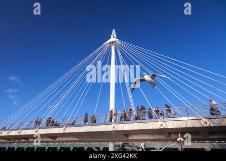 Regno Unito, Inghilterra, Londra, Golden Jubilee Footbridge e Hungerford Railway Bridge attraverso il Tamigi Foto Stock