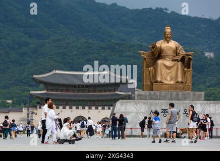 I turisti potranno visitare la statua di Sejong il grande della dinastia Joseon in Piazza Gwanghwamun a Seul. Gwanghwamun Square è una piazza pubblica su Sejong-ro, Seoul. Servendo come spazio pubblico e a volte come una strada attraverso i secoli della storia coreana, è anche storicamente importante come sede di un edificio amministrativo reale noto come Yukjo-geori, e presenta statue dell'ammiraglio Yi Sun-Shin e Sejong il grande della dinastia Joseon. Foto Stock