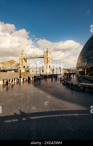 Il Tower Bridge attraversa il Tamigi tra Tower Hamlets e Southwark; la vista dalla Queen's Walk, Londra, SE1, Inghilterra, Regno Unito Foto Stock