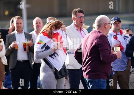 I tifosi inglesi al Sandown Park reagiscono mentre il svizzero Breel Embolo (non nella foto) segna il primo gol della partita, durante una proiezione della semifinale di UEFA Euro 2024, tra Inghilterra e Svizzera. Data foto: Sabato 6 luglio 2024. Vedi PA Story SOCCER England. Il credito fotografico dovrebbe essere: Zac Goodwin/PA Wire. RESTRIZIONI: Utilizzo soggetto a restrizioni. Solo per uso editoriale, nessun uso commerciale senza il previo consenso del titolare dei diritti. Foto Stock