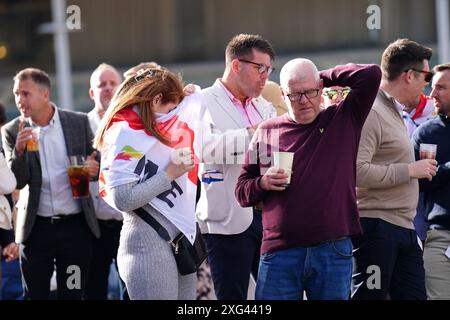 I tifosi inglesi al Sandown Park reagiscono mentre il svizzero Breel Embolo (non nella foto) segna il primo gol della partita, durante una proiezione della semifinale di UEFA Euro 2024, tra Inghilterra e Svizzera. Data foto: Sabato 6 luglio 2024. Vedi PA Story SOCCER England. Il credito fotografico dovrebbe essere: Zac Goodwin/PA Wire. RESTRIZIONI: Utilizzo soggetto a restrizioni. Solo per uso editoriale, nessun uso commerciale senza il previo consenso del titolare dei diritti. Foto Stock