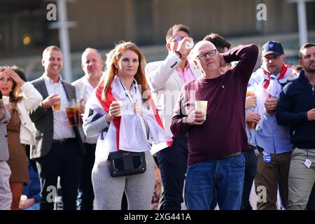 I tifosi inglesi al Sandown Park reagiscono mentre il svizzero Breel Embolo (non nella foto) segna il primo gol della partita, durante una proiezione della semifinale di UEFA Euro 2024, tra Inghilterra e Svizzera. Data foto: Sabato 6 luglio 2024. Vedi PA Story SOCCER England. Il credito fotografico dovrebbe essere: Zac Goodwin/PA Wire. RESTRIZIONI: Utilizzo soggetto a restrizioni. Solo per uso editoriale, nessun uso commerciale senza il previo consenso del titolare dei diritti. Foto Stock