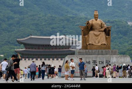 6 luglio 2024, Seul, Corea del Sud: I turisti visitano la statua di Sejong il grande della dinastia Joseon in Piazza Gwanghwamun a Seul. Gwanghwamun Square è una piazza pubblica su Sejong-ro, Seoul. Servendo come spazio pubblico e a volte come una strada attraverso i secoli della storia coreana, è anche storicamente importante come sede di un edificio amministrativo reale noto come Yukjo-geori, e presenta statue dell'ammiraglio Yi Sun-Shin e Sejong il grande della dinastia Joseon. (Credit Image: © Kim Jae-Hwan/SOPA Images via ZUMA Press Wire) SOLO PER USO EDITORIALE! Non per USO commerciale Foto Stock