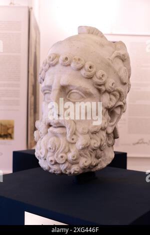 Scultura "testa di Marte", data dell'antica epoca imperiale romana, marmo a grana fine, nella mostra "Jovan Ducic - alla sua cara Trebinje - il sentiero di un visio Foto Stock