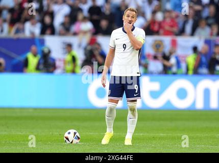 L'inglese Harry Kane sembra scontroso dopo che lo svizzero Breel Embolo (non in foto) segna il primo gol della partita durante i quarti di finale di UEFA Euro 2024 alla Dusseldorf Arena, in Germania. Data foto: Sabato 6 luglio 2024. Foto Stock