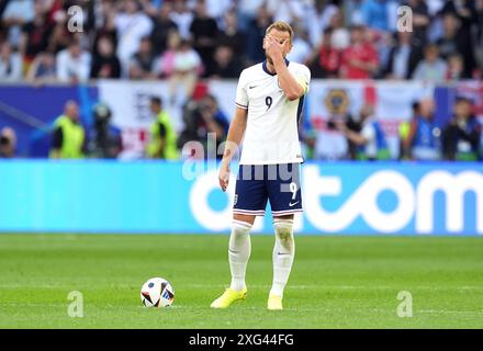 L'inglese Harry Kane sembra scontroso dopo che lo svizzero Breel Embolo (non in foto) segna il primo gol della partita durante i quarti di finale di UEFA Euro 2024 alla Dusseldorf Arena, in Germania. Data foto: Sabato 6 luglio 2024. Foto Stock